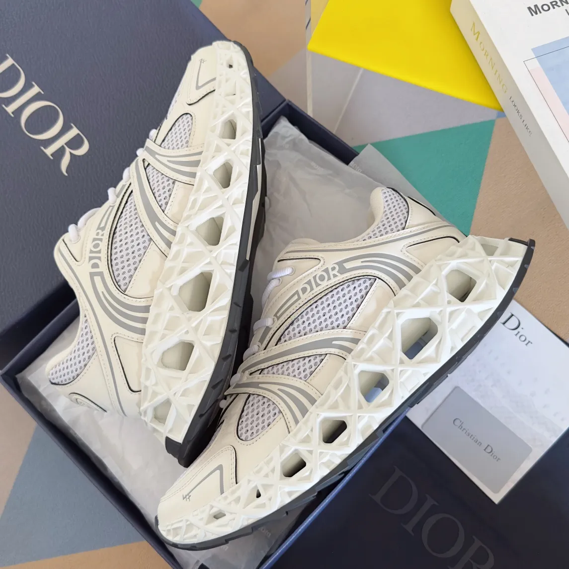 【DIOR】P:800💰 Men's 39-44. (Male 45.46 custom-made) Dior kawa Dior joint 2025ss casual sports shoes‼ ️ Reinterpret running shoes with dior’s haute couture style. b35 is made of fine-textured leather and mesh fabric materials. It can be worn in all seasons, is comfortable and breathable, and has many lines on the shoe body to outline details. It has a full retro three-dimensional feel and can create a casual look all year round!